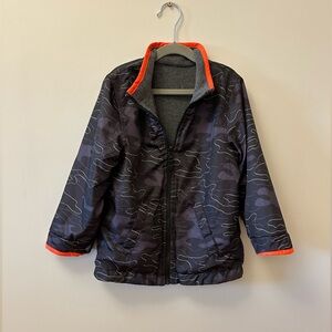 OshKosh B'gosh Reversible Black Camo & Gray Fleece Jacket. Boy’s Size 6
